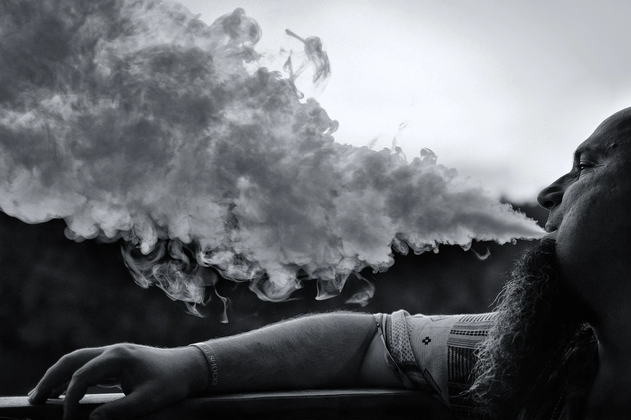 La sombra de la madre en el humo de marihuana