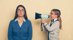 e a sus padres en un sistema familiar vertical. Imagen 2 (Concepto de bloqueo emocional): Representación visual de la dificultad para expresar las emociones y el peso de la armadura emocional en la vida adulta.